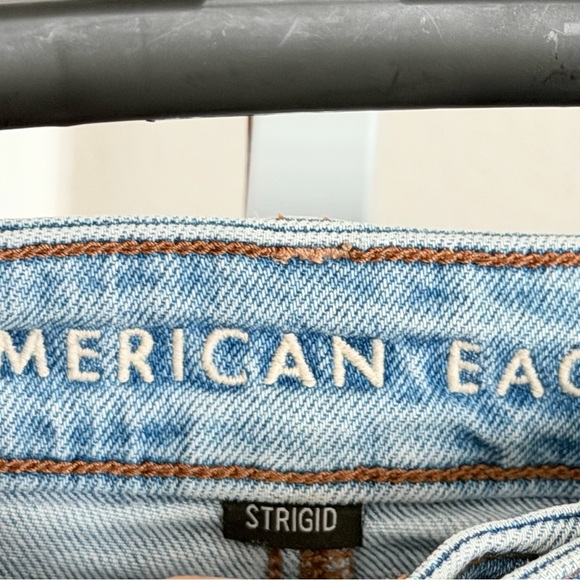 American Eagle Strigid Mom Jean Shorts Size 4 Light Wash Distressed Cuffed - Picture 2 of 4